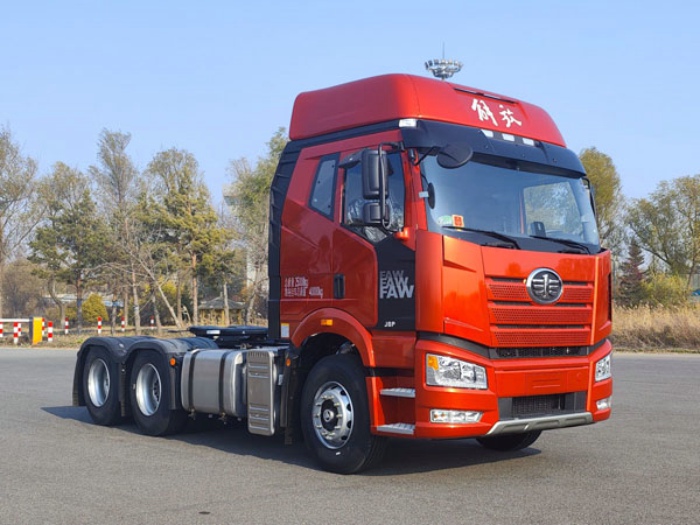 解放J6P牽引車，搭載解放奧威CA6DM3發(fā)動(dòng)機(jī)，520馬力.jpg