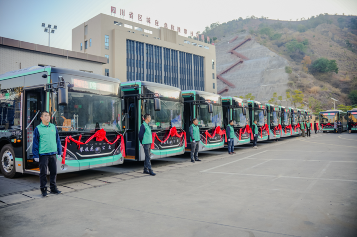 新年“開門紅”，100輛宇通客車交付攀枝花3.png