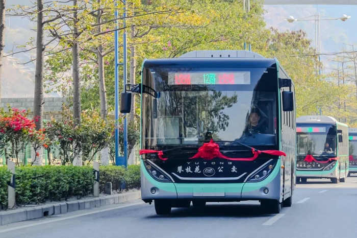 新年“開門紅”，100輛宇通客車交付攀枝花4.jpg