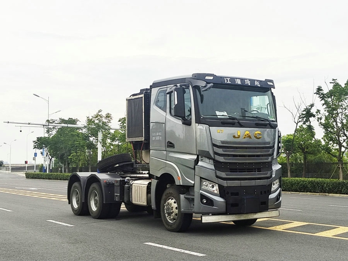 江淮柴油牽引車，配奔馳發(fā)動機.jpg