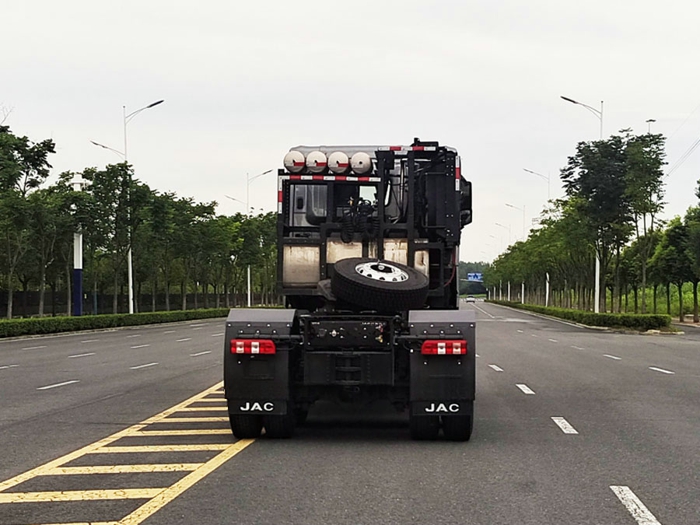 江淮柴油牽引車，配奔馳發(fā)動機2.jpg