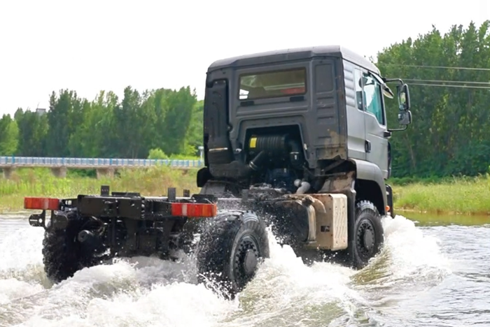 中國重汽豪沃中型4×4獨立懸架越野車：荒野主宰，肆意馳騁！3.png