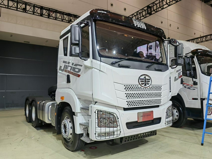 解放JH6 6×4牽引車2.jpg