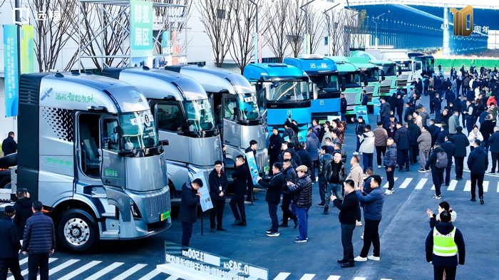 生態(tài)伙伴大會-重卡展車.jpg