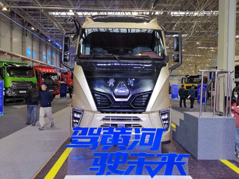 重汽黃河X7 4×2牽引車，搭載重汽MC13H發(fā)動機(jī)，國六