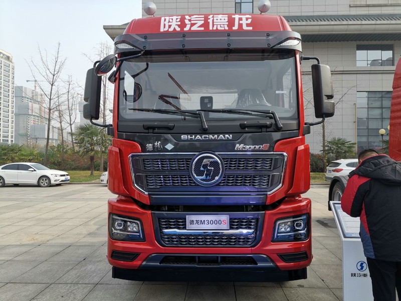 德龍M3000 S 6×4 410馬力國六天然氣牽引車