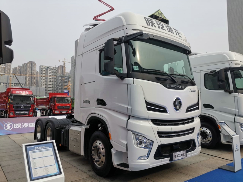 德龍X6000 6×4國六自動擋危險(xiǎn)品牽引車