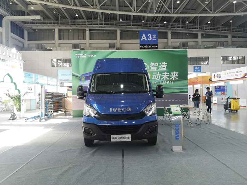 南京依維柯作為東道主，展出了一款歐勝EV45純電動(dòng)廂式物流車。這款車搭載寧德時(shí)代磷酸鐵鋰電池，容量為90.7kwh，勻速續(xù)駛里程達(dá)402公里。圖為南京依維柯歐勝EV45純電動(dòng)廂式物流車