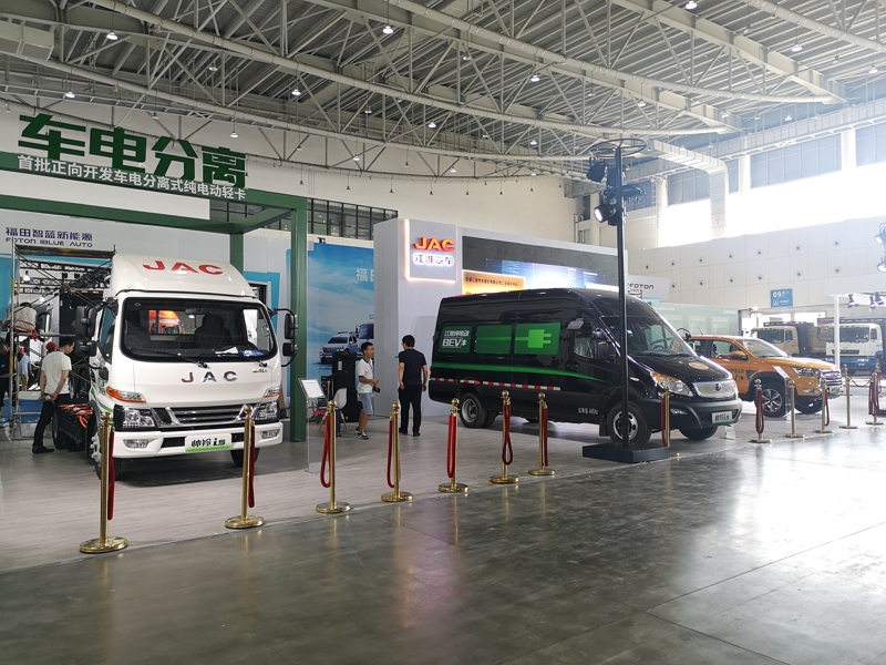 江淮汽車展出3款產(chǎn)品：帥鈴i5-車電分離式純電動(dòng)輕卡、帥鈴i5-R350純電動(dòng)輕客物流車、帥鈴i3-T330純電動(dòng)皮卡。其中，帥鈴i5-車電分離式純電動(dòng)輕卡很可能是本屆大會(huì)中唯一一款采用換電模式的純電動(dòng)輕卡。圖為江淮汽車展出三款車型