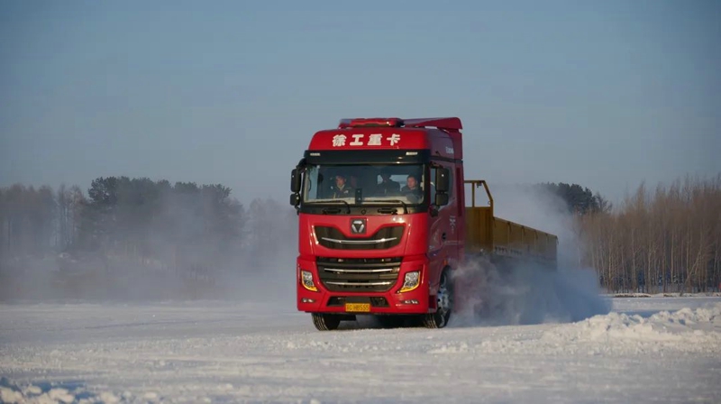 徐工漢風(fēng)P9牽引車油耗智能控制系統(tǒng)基于ADASIS地圖結(jié)合整車信息、巡航算法及控制策略實(shí)現(xiàn)預(yù)見性巡航（PCC），在駕乘過程中猶如智能領(lǐng)航員助您降低油耗。節(jié)油有方，創(chuàng)富無憂。